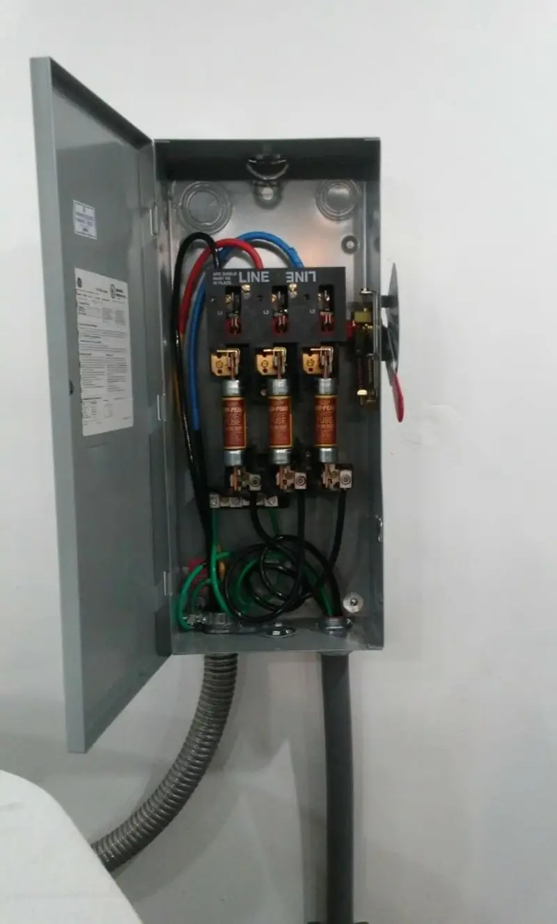 Three-phase disconnect switch installed for Smoke Detector Installation in Fort Payne